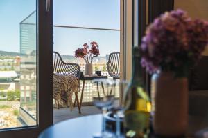 BNB Metropolis Retreat with Balcony and Parking