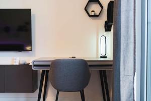 BNB Metropolis Retreat with Balcony and Parking