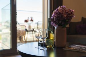 BNB Metropolis Retreat with Balcony and Parking