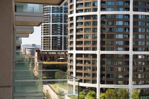 BNB Metropolis Retreat with Balcony and Parking
