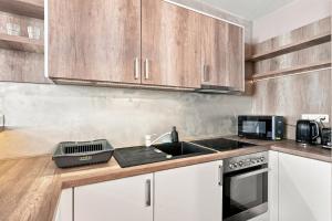 Kopisto Riverside Chic Apartment by BookibgHost
