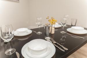 Cozy 2BR Sleeps 4 Fast WiFiSmart TV Easy Stay