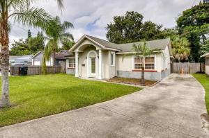 Charming house in SODO with a large backyard