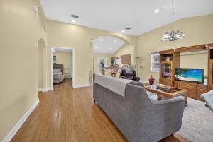Charming house in SODO with a large backyard