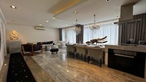 Black House - 6BR Penthouses with Rooftop & Pools