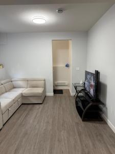 Comfy & Modern 2BR Guest Suite