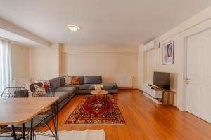 Spacious One-Bedroom Central Apartment - Elevator