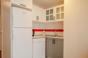 Spacious One-Bedroom Central Apartment - Elevator
