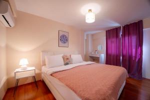 Spacious One-Bedroom Central Apartment - Elevator