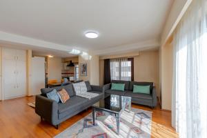 Spacious Central One Bedroom Apartment with View and Elevator
