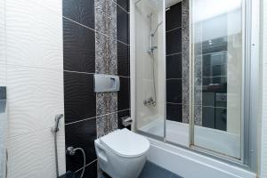 Spacious Central One Bedroom Apartment with View and Elevator