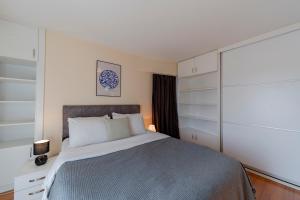 Spacious Central One Bedroom Apartment with View and Elevator
