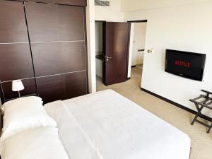 JW Marina 1BR Apartment with Amazing View and Direct Mall Access