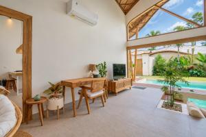 Villa Barmeki - 2BR Tropical Bamboo Villa with Private Pool in Kerobokan