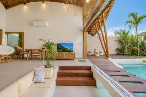 Villa Barmeki - 2BR Tropical Bamboo Villa with Private Pool in Kerobokan