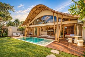 Villa Barmeki - 2BR Tropical Bamboo Villa with Private Pool in Kerobokan