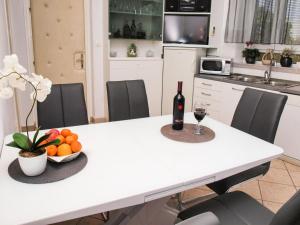 Apartment by the sea Fanita