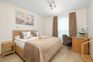 Spacious Apartment with Parking and a Workspace near Tauron Arena by Noclegi Renters