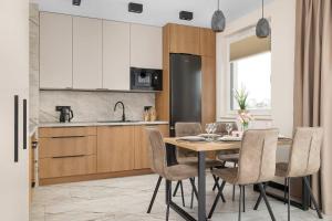 Spacious Apartment with Parking and a Workspace near Tauron Arena by Noclegi Renters