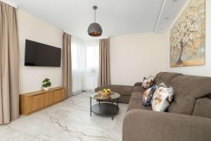 Spacious Apartment with Parking and a Workspace near Tauron Arena by Noclegi Renters