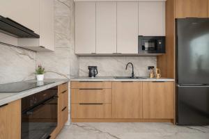 Spacious Apartment with Parking and a Workspace near Tauron Arena by Noclegi Renters
