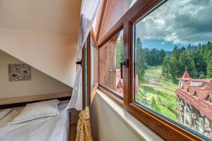 Cozy Alpine Stay with Forest View