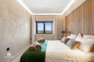 Place in the Sun II - Luxury apt with sea view
