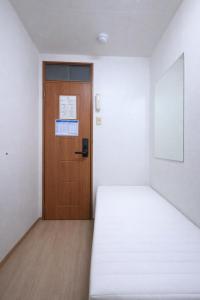 Near Gimpo Airport, single room, 20 minutes to Hongdae, Goshiwon, guest room, shared bathroom