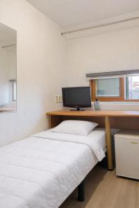 Near Gimpo Airport, single room, 20 minutes to Hongdae, Goshiwon, guest room, shared bathroom