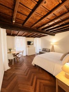 Navona Fox House 1