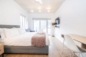 Wex2 - 1st Floor Modern Studio in Woodstock