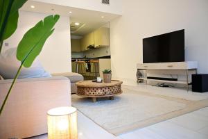 Spacious 1BR in iconic Cayan Tower with Marina & Sea Views