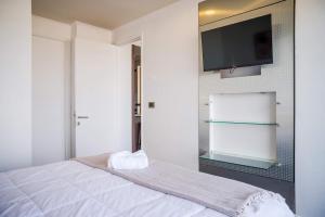 Apt in Las Condes with Pool and Private Balcony