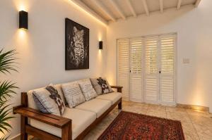 Large 4 Bedroom Villa with Pool