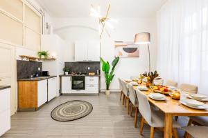 Prague Days - Four Bedroom Apartment with Workspace and 250Mbs WiFi in New Town