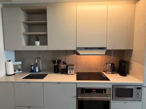 Downtown 2BR Unit near Chinatown Full Kitchen