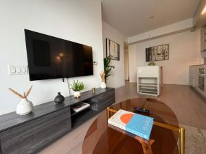 Downtown 2BR Unit near Chinatown Full Kitchen