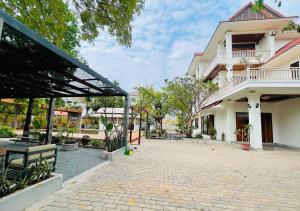 Luxury 5BR Tropical Villa with Private Pool