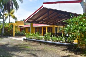 Beachfront Privacy with Pool & Outdoor Bar