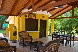 Beachfront Privacy with Pool & Outdoor Bar
