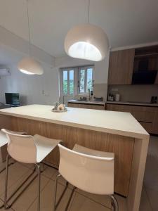 CASAvocado Newly Renovated 2BR Walk to Beach