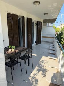 CASAvocado Newly Renovated 2BR Walk to Beach