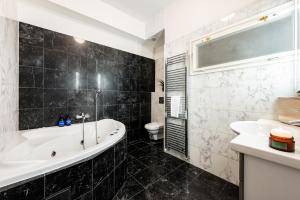 Prague Days - Three Bedroom Apartment with AC, Desk and 100Mbs WiFi in New Town
