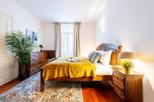 Prague Days - Three Bedroom Apartment with AC, Desk and 100Mbs WiFi in New Town