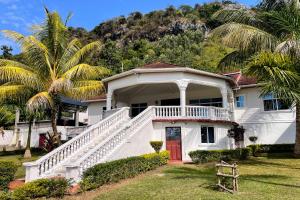 Kisuri White House - Luxury Beach Home in Mfangano