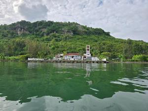 Kisuri White House - Luxury Beach Home in Mfangano