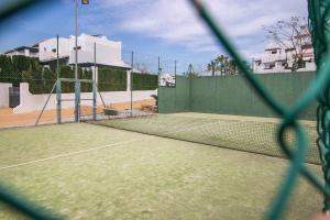 Jardín amplio en planta baja, 2 piscinas todo el año, Parking gratis, espacioso, 3 dormitorios y 2 baños