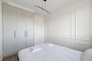 Zamojska Skyline View Prestige Apartment by BookingHost