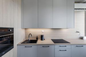 Zamojska Skyline View Prestige Apartment by BookingHost