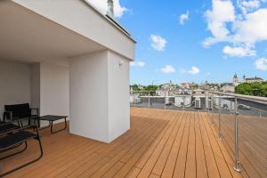 Zamojska Skyline View Prestige Apartment by BookingHost